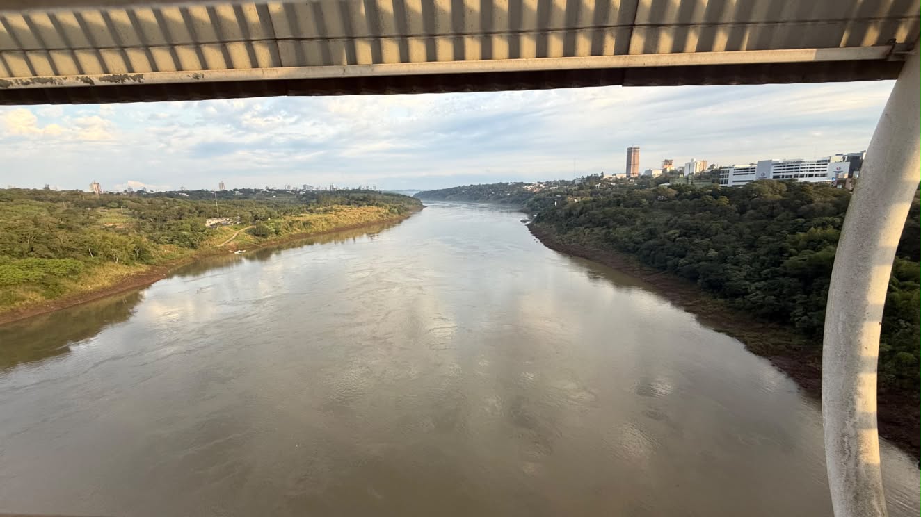 Vista do Rio Paraná a partir da Ponte da Amizade: à esquerda o Brasil, à direita o Paraguay